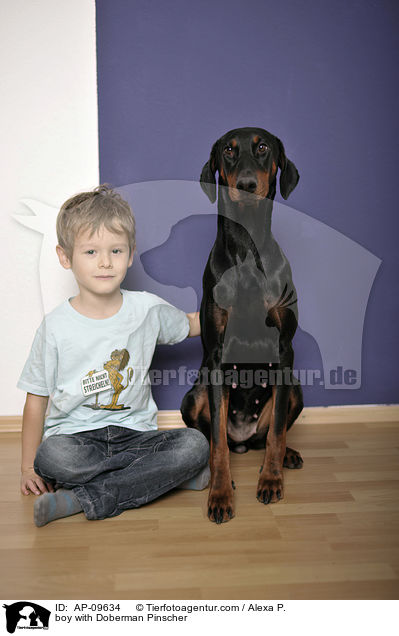 Junge mit Dobermann / boy with Doberman Pinscher / AP-09634