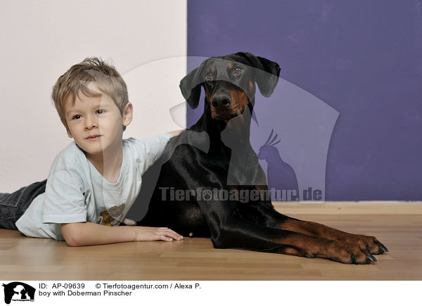 Junge mit Dobermann / boy with Doberman Pinscher / AP-09639