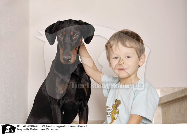 Junge mit Dobermann / boy with Doberman Pinscher / AP-09649