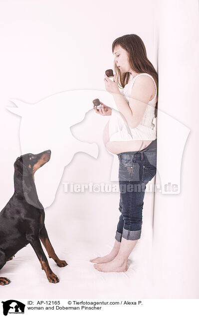 Frau und Dobermann / woman and Doberman Pinscher / AP-12165