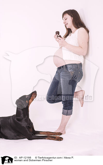 Frau und Dobermann / woman and Doberman Pinscher / AP-12166