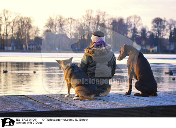 woman with 2 Dogs / SAG-01001