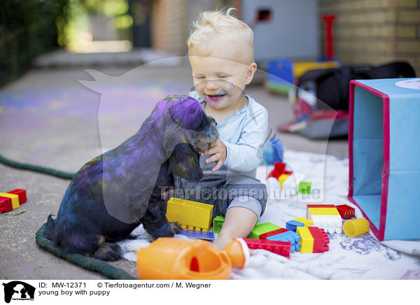 kleiner Junge mit Welpen / young boy with puppy / MW-12371