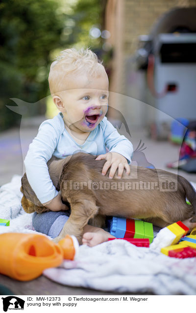 kleiner Junge mit Welpen / young boy with puppy / MW-12373
