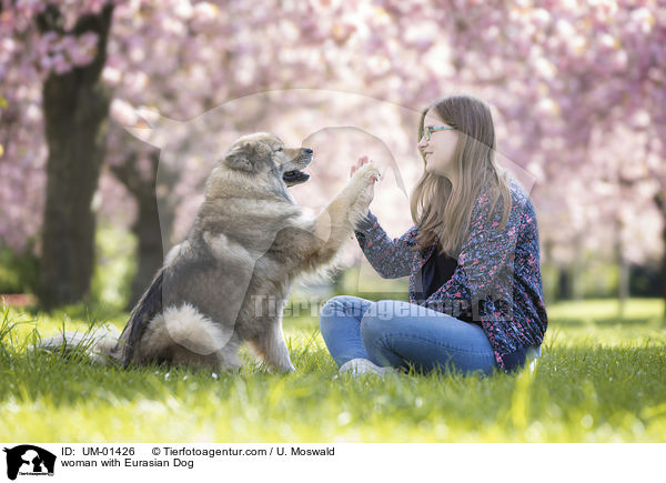 Frau mit Eurasier / woman with Eurasian Dog / UM-01426