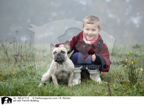 Mdchen mit Franzsischer Bulldogge / girl with French Bulldog / RR-47112