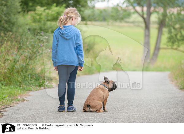 Mdchen und Franzsische Bulldogge / girl and French Bulldog / NS-05369