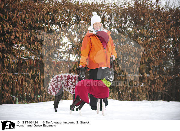 Frau und Galgo Espanols / woman and Galgo Espanols / SST-06124