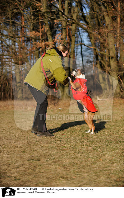 Frau und Deutscher Boxer / woman and German Boxer / YJ-04340