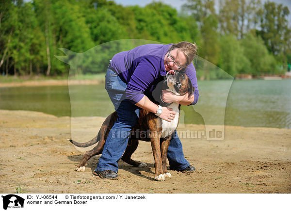 Frau und Deutscher Boxer / woman and German Boxer / YJ-06544