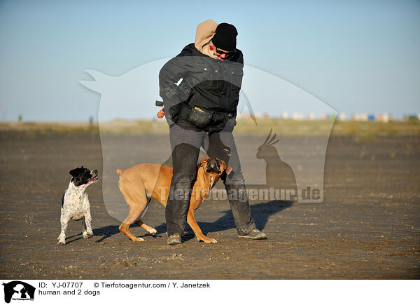 Mensch und 2 Hunde / human and 2 dogs / YJ-07707