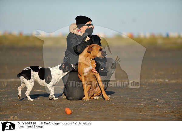 human and 2 dogs / YJ-07710