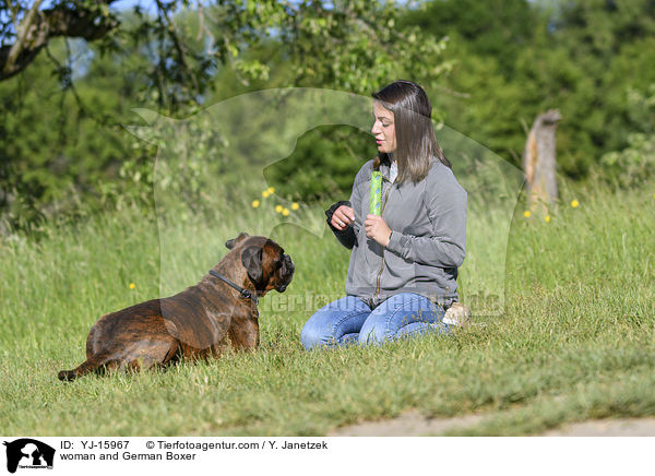 Frau und Deutscher Boxer / woman and German Boxer / YJ-15967