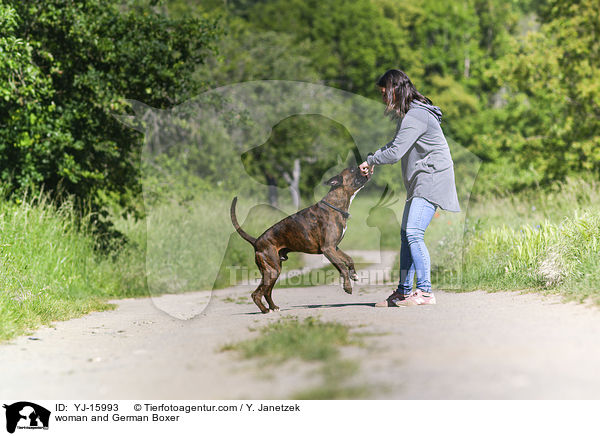 Frau und Deutscher Boxer / woman and German Boxer / YJ-15993