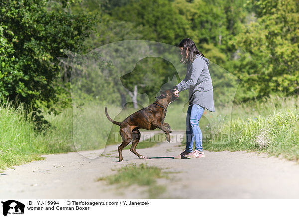 Frau und Deutscher Boxer / woman and German Boxer / YJ-15994