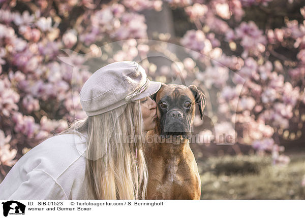 Frau und Deutscher Boxer / woman and German Boxer / SIB-01523