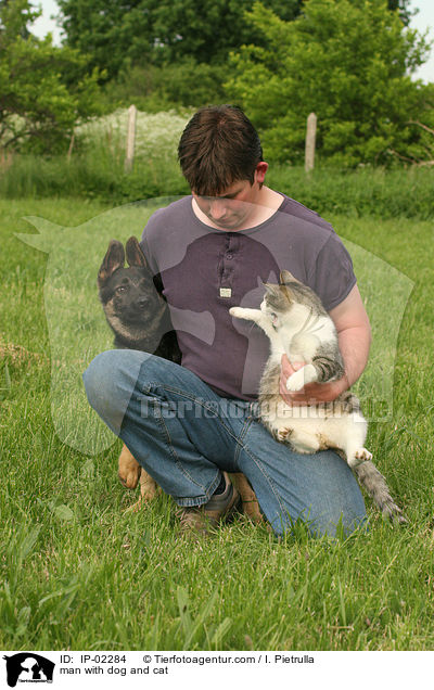 Mann mit Hund und Katze / man with dog and cat / IP-02284