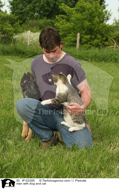man with dog and cat / IP-02285