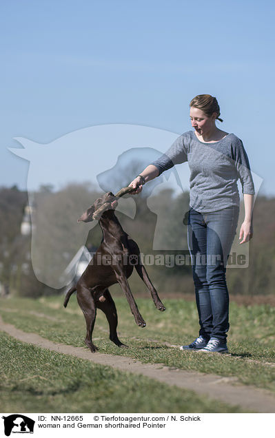 Frau und Deutsch Kurzhaar / woman and German shorthaired Pointer / NN-12665