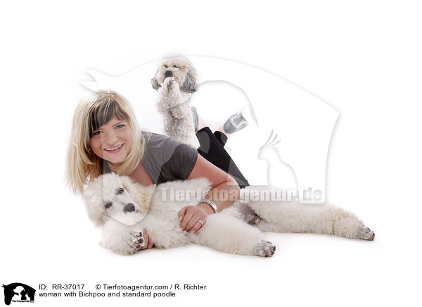 Frau mit Bichpoo und Gropudel / woman with Bichpoo and standard poodle / RR-37017