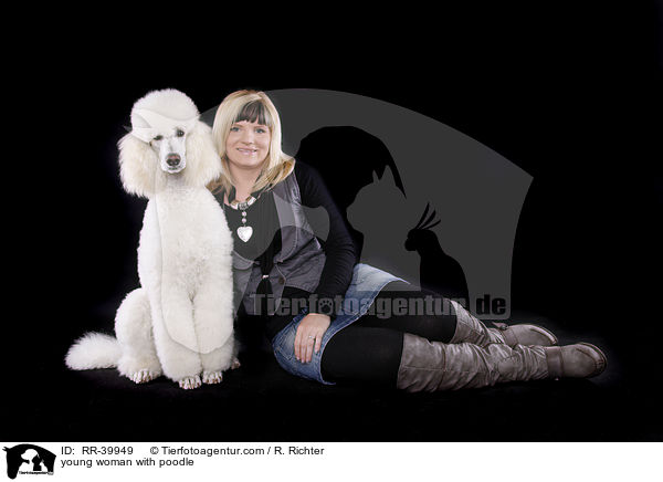 junge Frau mit Gropudel / young woman with poodle / RR-39949
