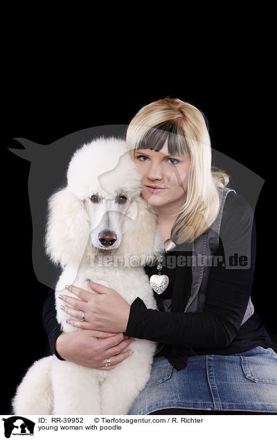 junge Frau mit Gropudel / young woman with poodle / RR-39952