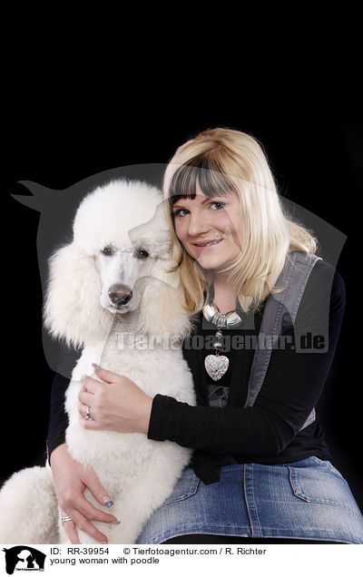junge Frau mit Gropudel / young woman with poodle / RR-39954