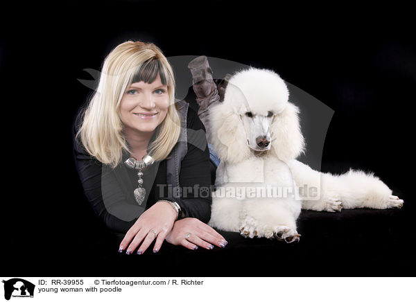 junge Frau mit Gropudel / young woman with poodle / RR-39955