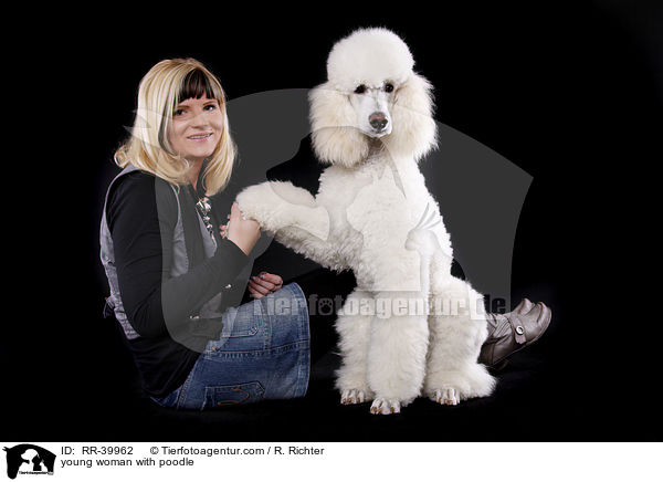 junge Frau mit Gropudel / young woman with poodle / RR-39962