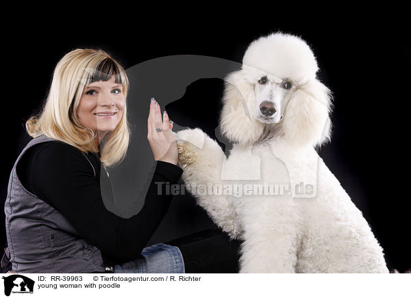 junge Frau mit Gropudel / young woman with poodle / RR-39963