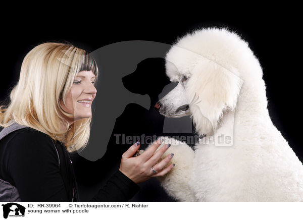 junge Frau mit Gropudel / young woman with poodle / RR-39964