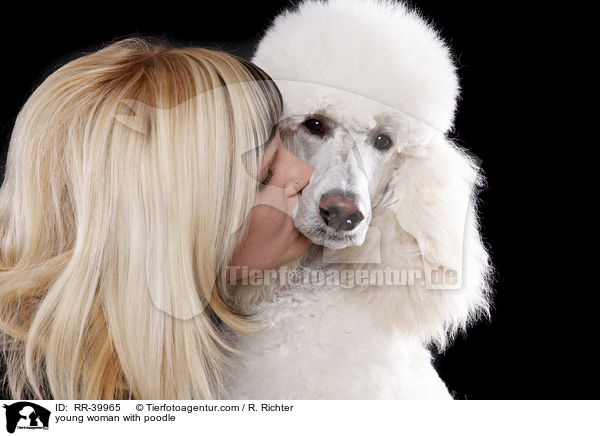 junge Frau mit Gropudel / young woman with poodle / RR-39965