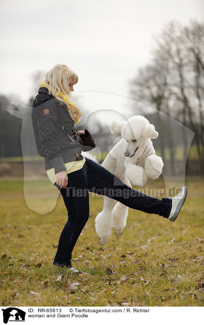 Frau und Gropudel / woman and Giant Poodle / RR-65613