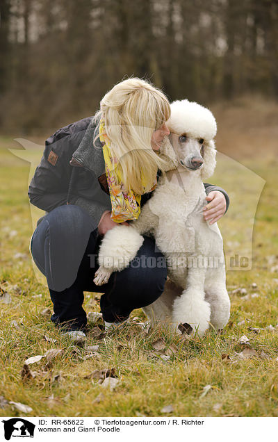 Frau und Gropudel / woman and Giant Poodle / RR-65622