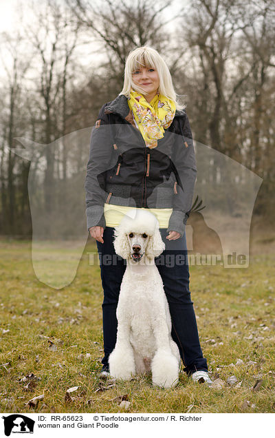 Frau und Gropudel / woman and Giant Poodle / RR-65623