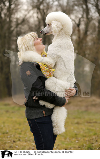 Frau und Gropudel / woman and Giant Poodle / RR-65628