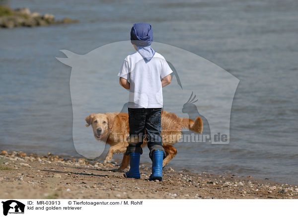 Kind und Golden Retriever / kid and golden retriever / MR-03913