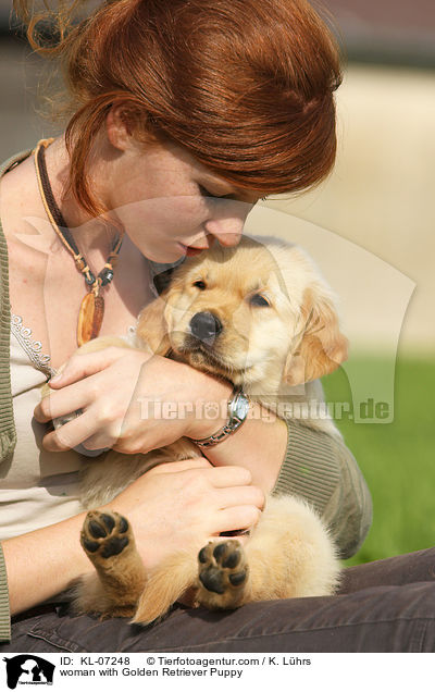 Frau mit Golden Retriever Welpe / woman with Golden Retriever Puppy / KL-07248