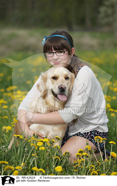 Mdchen mit Golden Retriever / girl with Golden Retriever / RR-42624