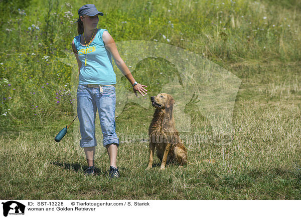 Frau und Golden Retriever / woman and Golden Retriever / SST-13228