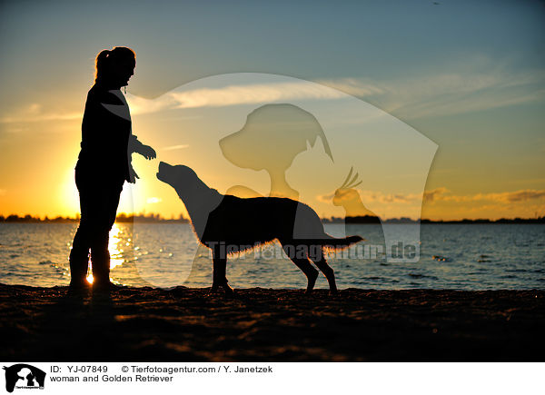 Frau und Golden Retriever / woman and Golden Retriever / YJ-07849