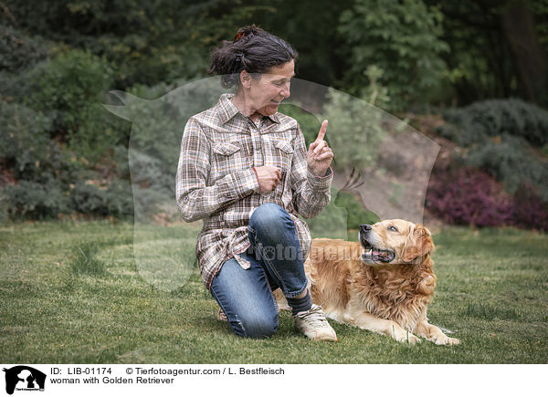 Frau mit Golden Retriever / woman with Golden Retriever / LIB-01174