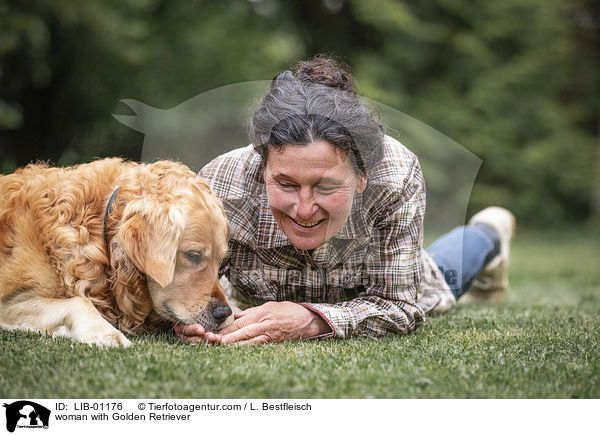 Frau mit Golden Retriever / woman with Golden Retriever / LIB-01176