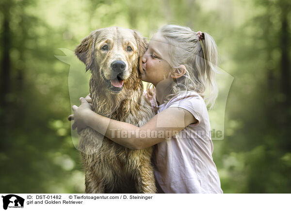 Mdchen und Golden Retriever / girl and Golden Retriever / DST-01482