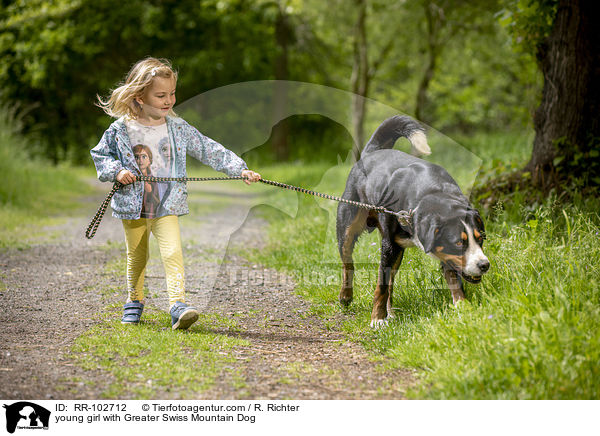 junges Mdchen mit Groem Schweizer Sennenhund / young girl with Greater Swiss Mountain Dog / RR-102712