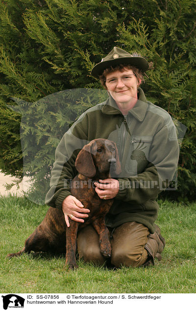 Jgerin mit Hannoverschem Schweihund / huntswoman with Hannoverian Hound / SS-07856