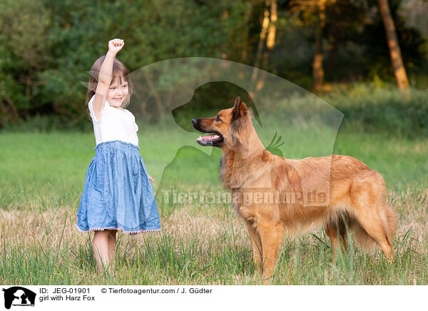 Mdchen mit Harzer Fuchs / girl with Harz Fox / JEG-01901