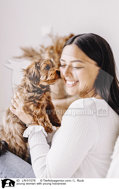junge Frau mit jungem Havaneser / young woman with young havanese / LR-01076