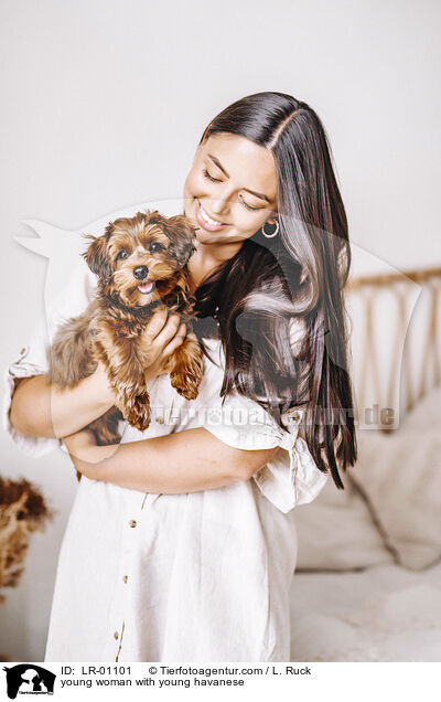 junge Frau mit jungem Havaneser / young woman with young havanese / LR-01101