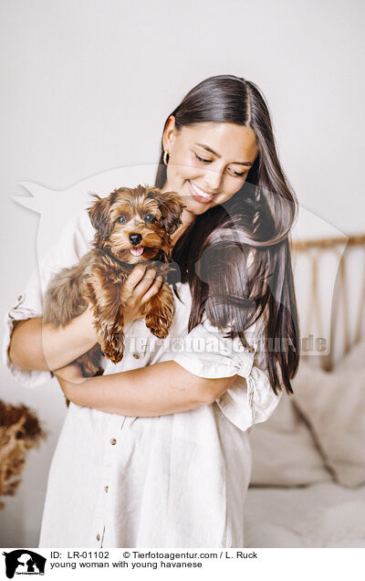 junge Frau mit jungem Havaneser / young woman with young havanese / LR-01102